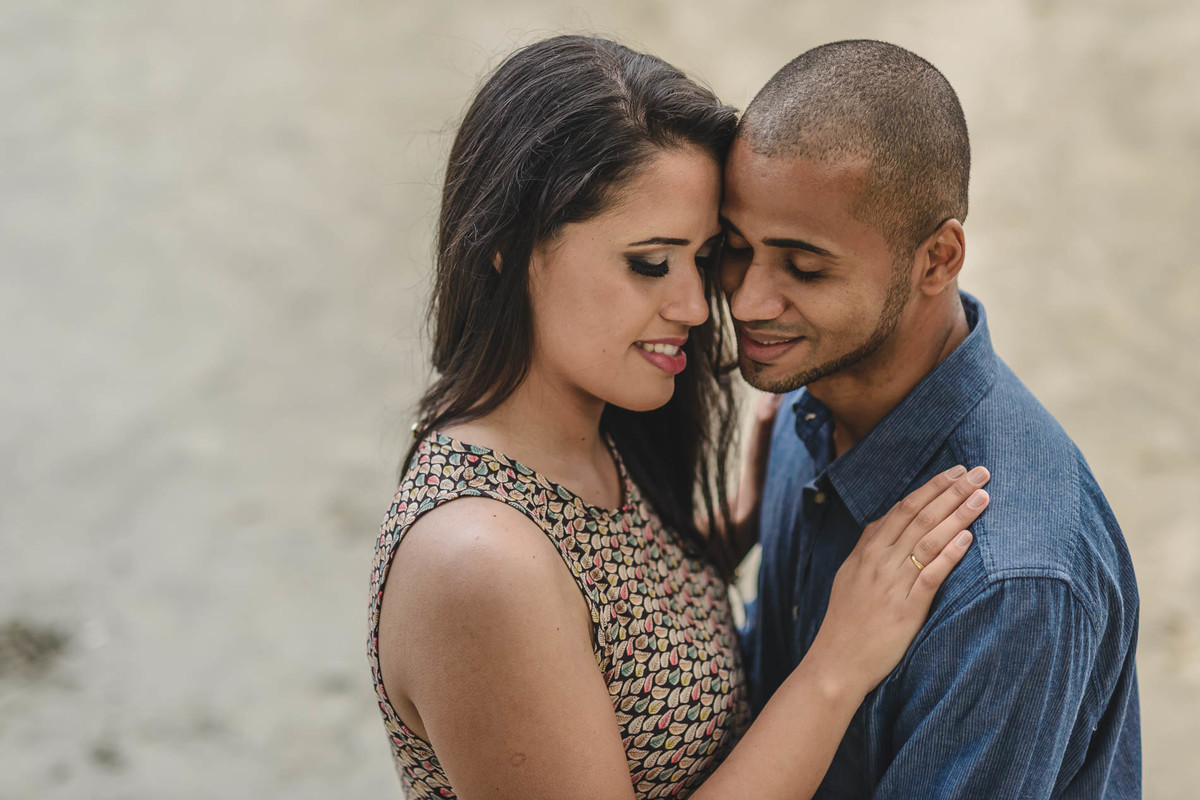 foto dos noivos abraçados e sorrindo - Itanhaém - SP - fotografia Cia P&B Produções 