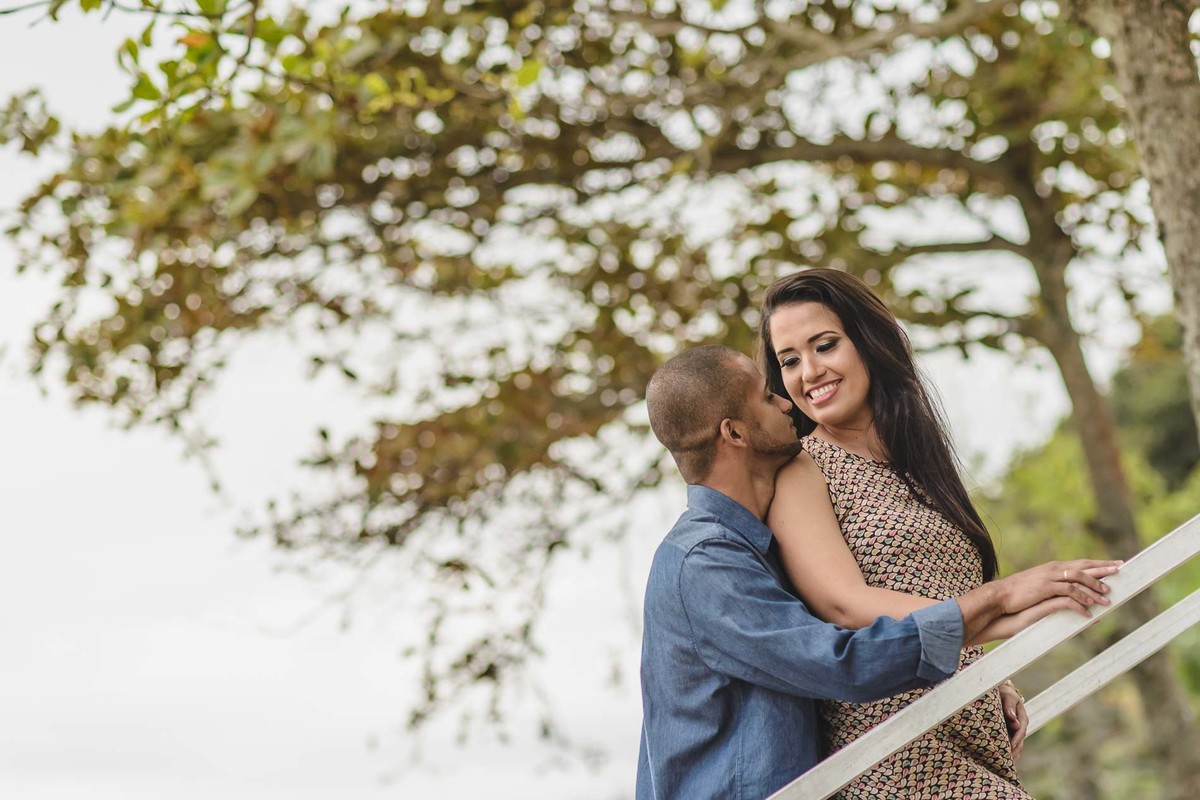 Foto dos noivos subindo a escada se olhando- Itanhaém - SP - fotografia Cia P&B Produções  