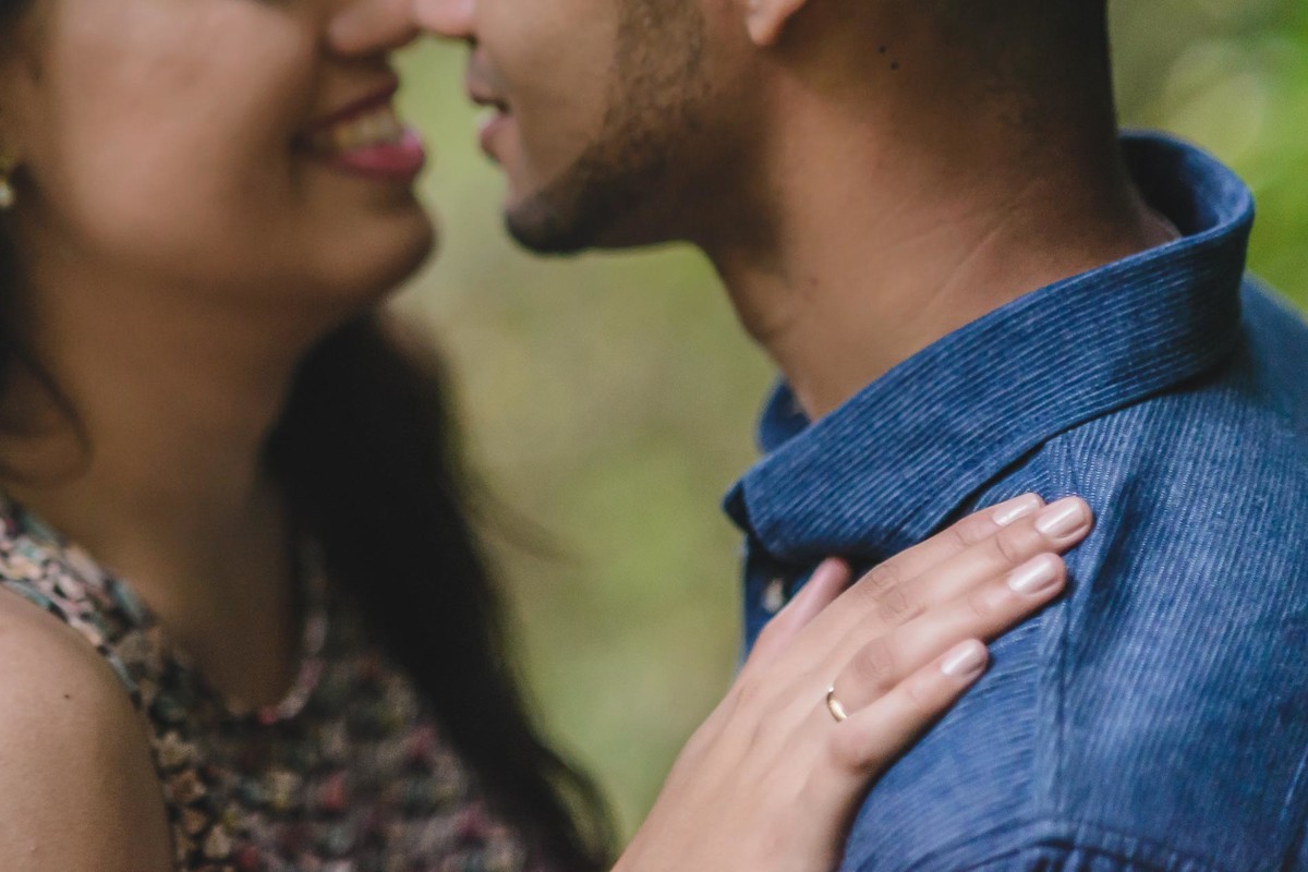 Foto dos noivos se olhando aparecendo apenas o sorriso deles e a mão da noiva com a aliança - Itanhaém - SP - fotografia Cia P&B Produções 