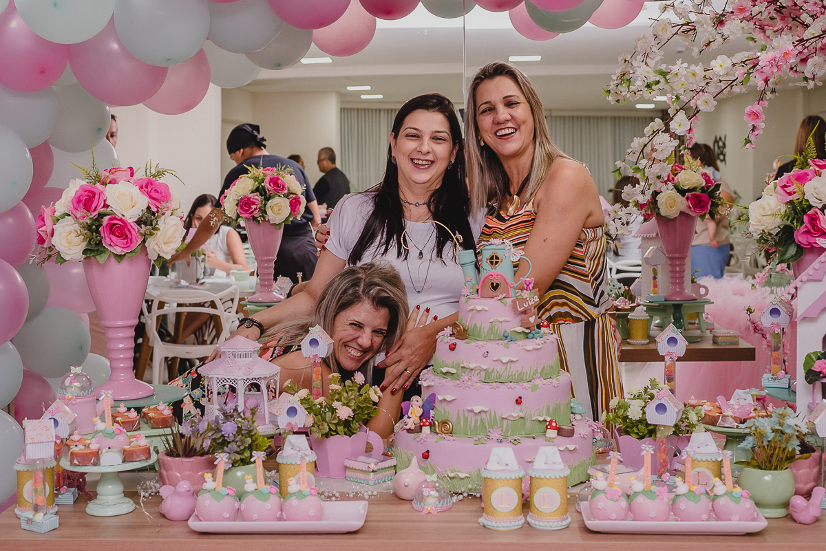 Chá de gestante com decoração de fadas, na cidade de Mongaguá, no estado de São Paulo
