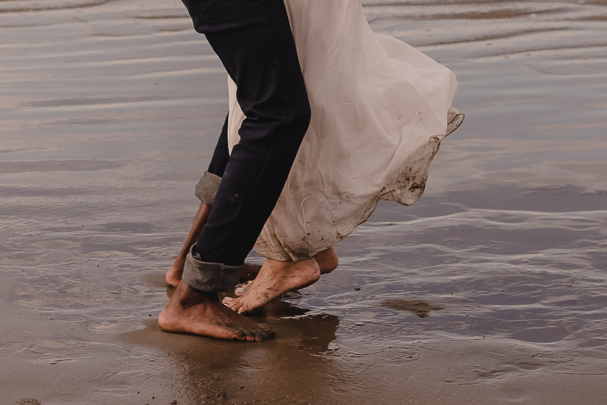 Ensaio de casal na praia,  na cidade de Praia Grande, no estado de São Paulo