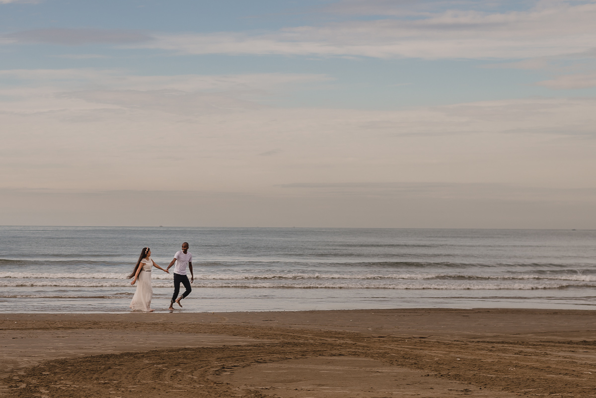 Ensaio de casal na praia,  na cidade de Praia Grande, no estado de São Paulo