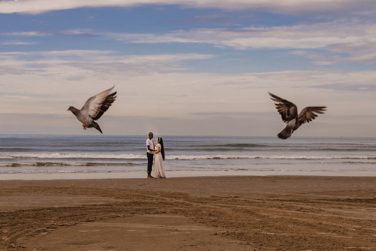 ensaio de casal na praia,  na cidade de Praia Grande, no estado de São Paulo