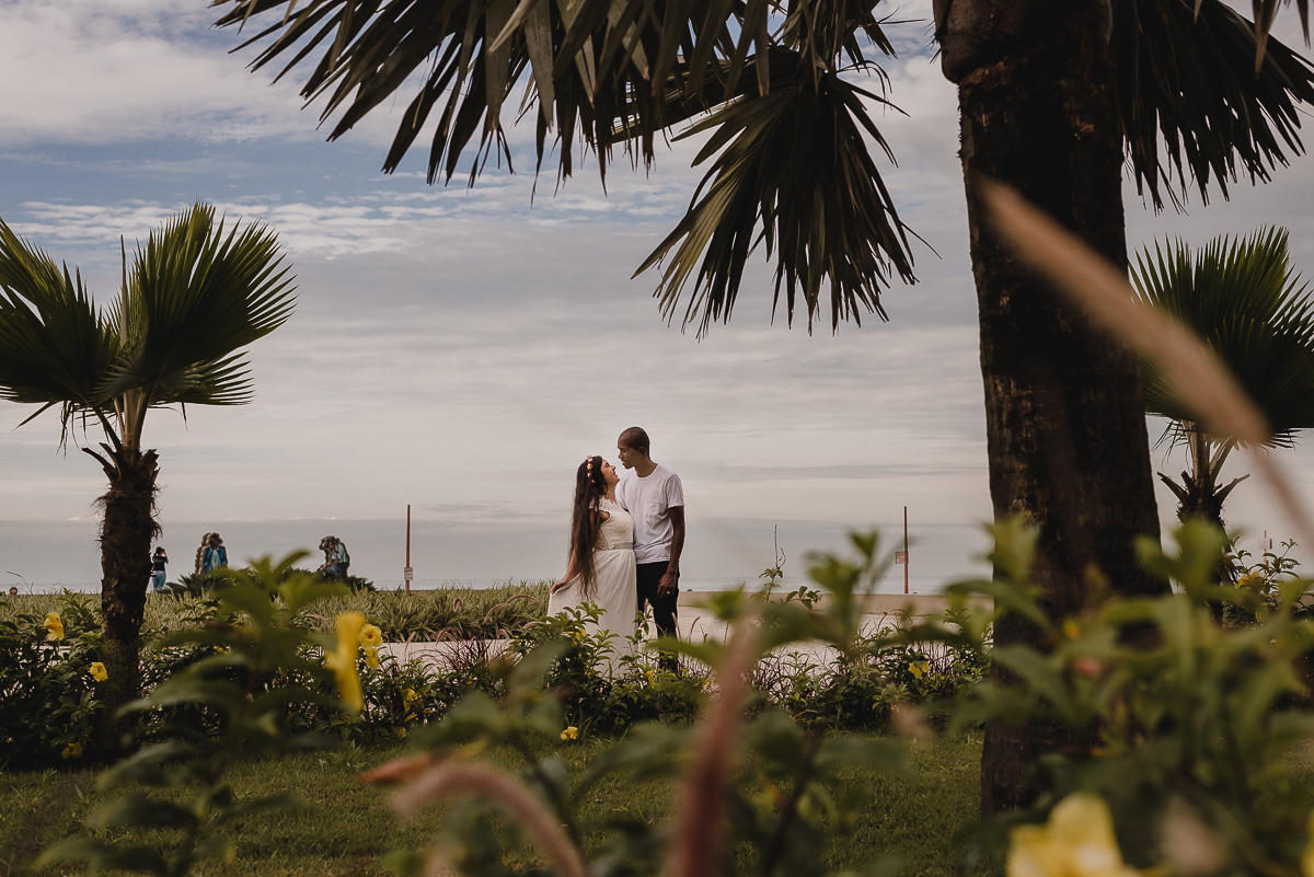 Ensaio de casal na orla da praia,  na cidade de Praia Grande, no estado de São Paulo