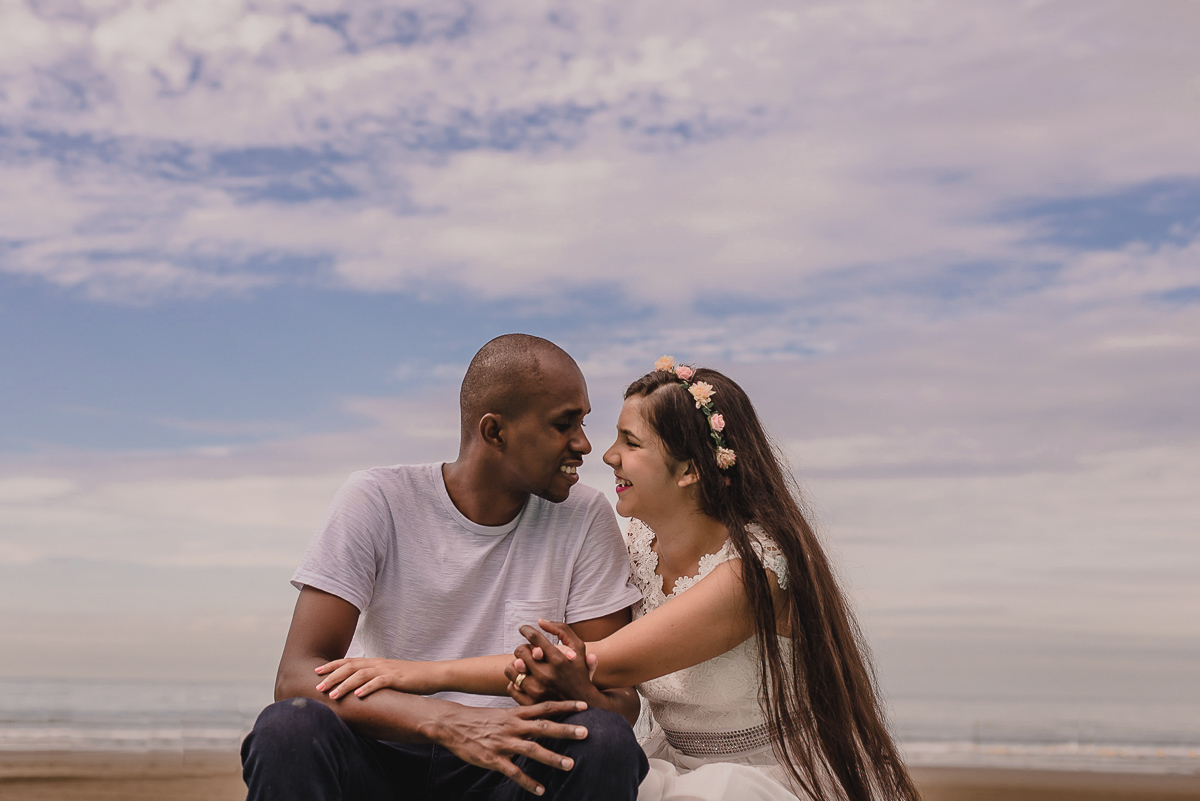 Ensaio de casal na orla da praia,  na cidade de Praia Grande, no estado de São Paulo