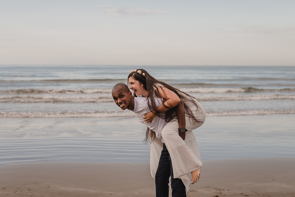 Ensaio de casal na paia,  na cidade de Praia Grande, no estado de São Paulo