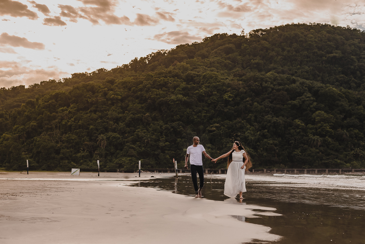 Ensaio de casal na praia  na cidade de Praia Grande, no estado de São Paulo