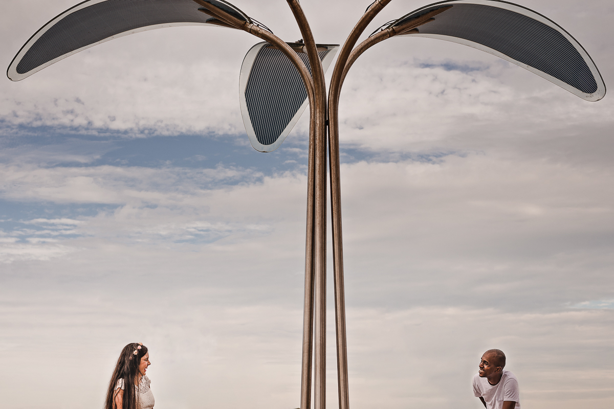 ensaio de casal no calçadão da praia,  na cidade de Praia Grande, no estado de São Paulo