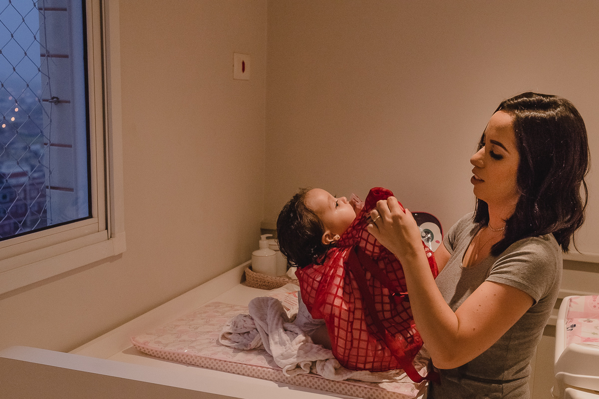 Foto documental de família sendo preparada pela mamãe  na cidade de Praia Grande, no estado de São Paulo