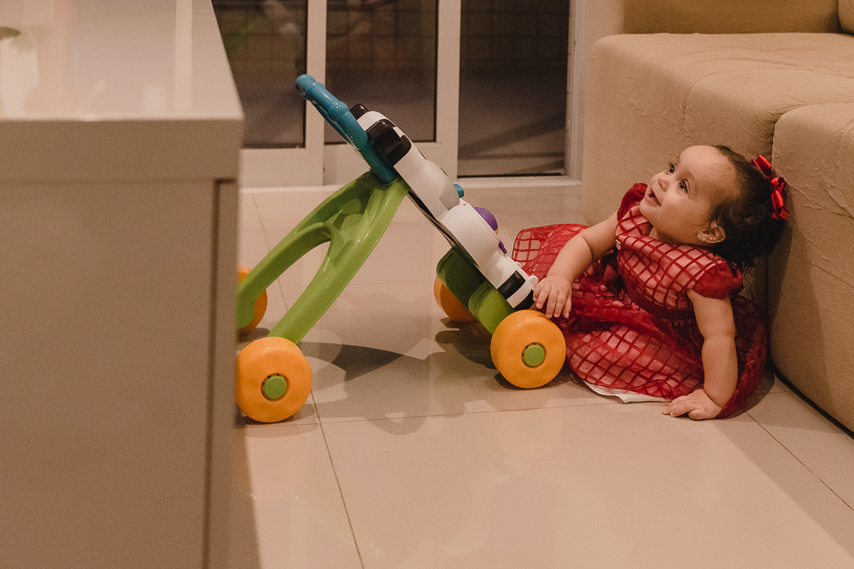 brincando na sala durante o ensaio de família  na cidade de Praia Grande, no estado de São Paulo