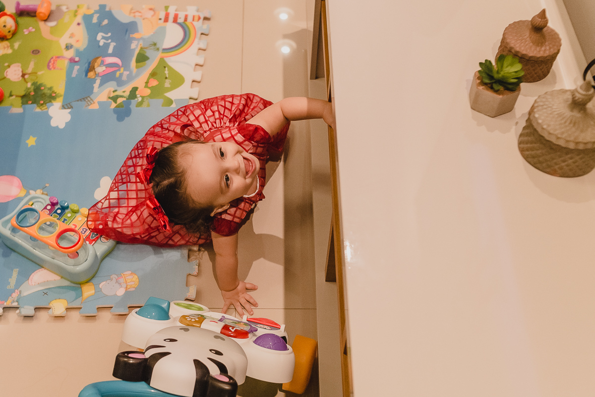 Brincando na sala durante a sessão de fotos  na cidade de Praia Grande, no estado de São Paulo