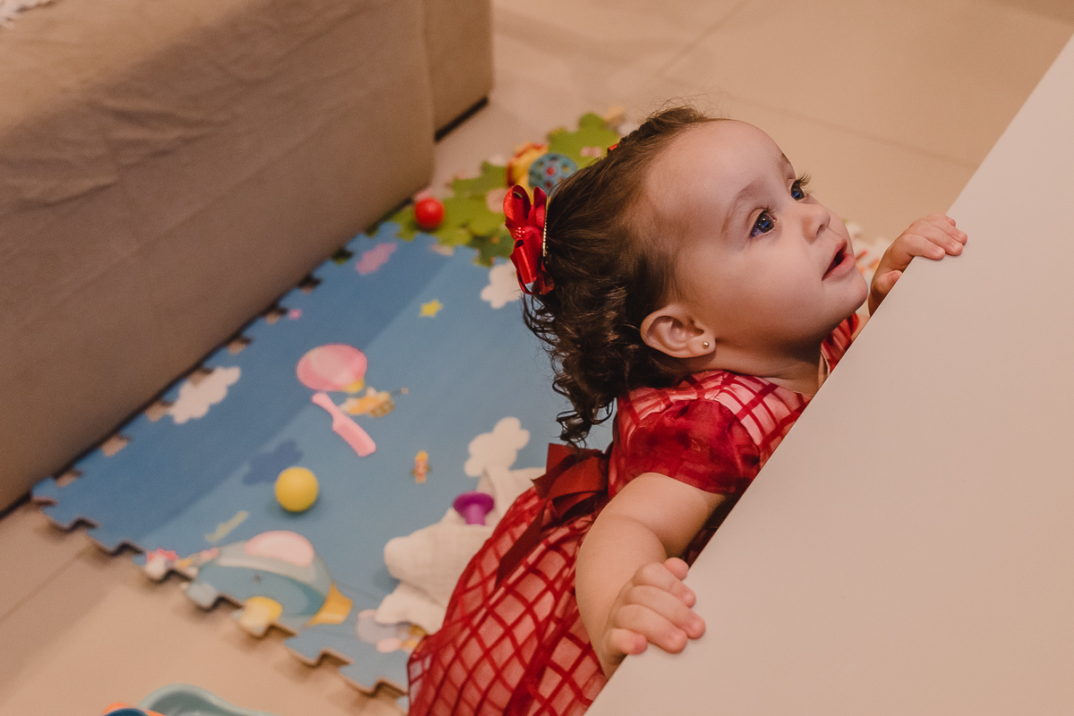Brincando na sala durante o ensaio de família  na cidade de Praia Grande, no estado de São Paulo