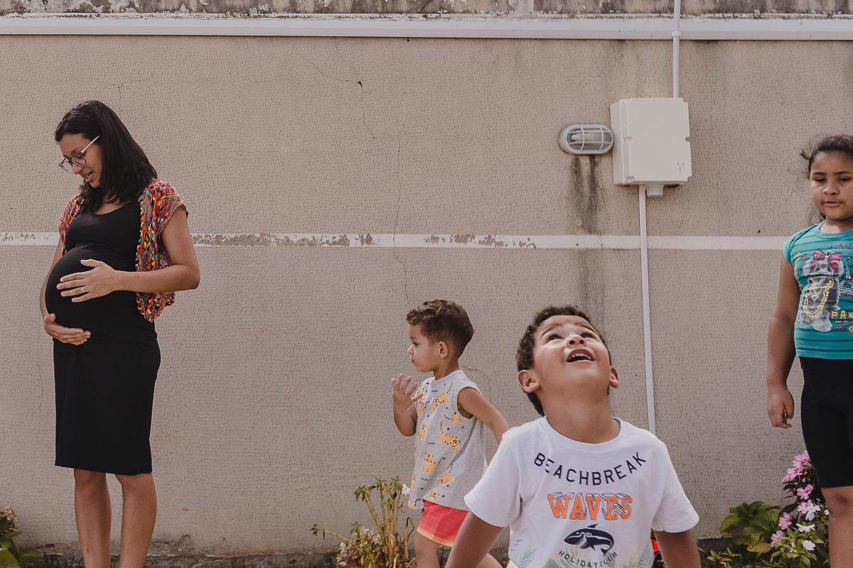 Gestante com as crianças
 na cidade São josé dos Pinhais no Paraná