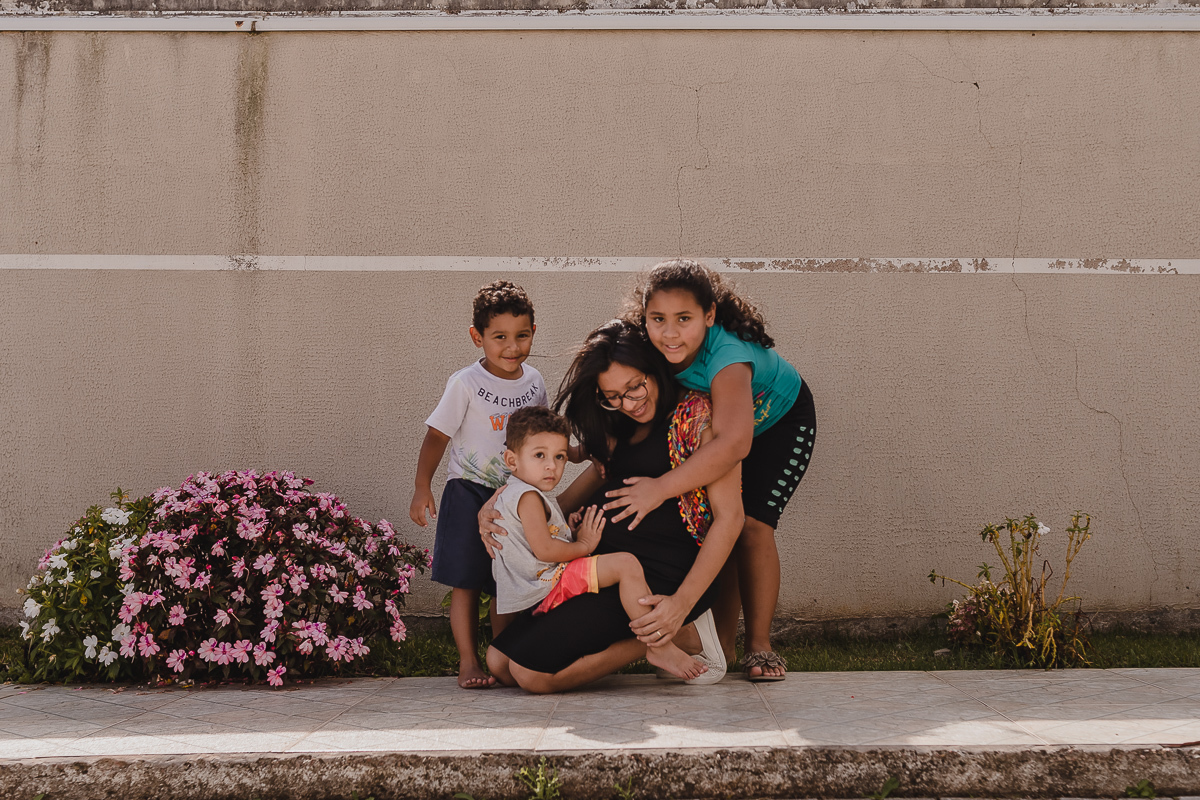 Ensaio gestante com os filhos durante o documental de família na cidade São josé dos Pinhais no Paraná