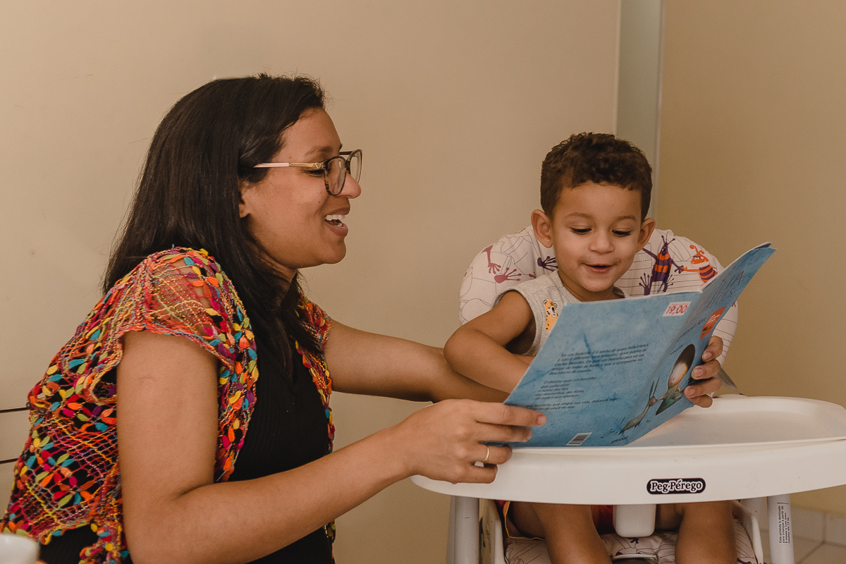 Ensaio de família, mãe lendo para o seu filhinho na cidade São josé dos Pinhais no Paraná