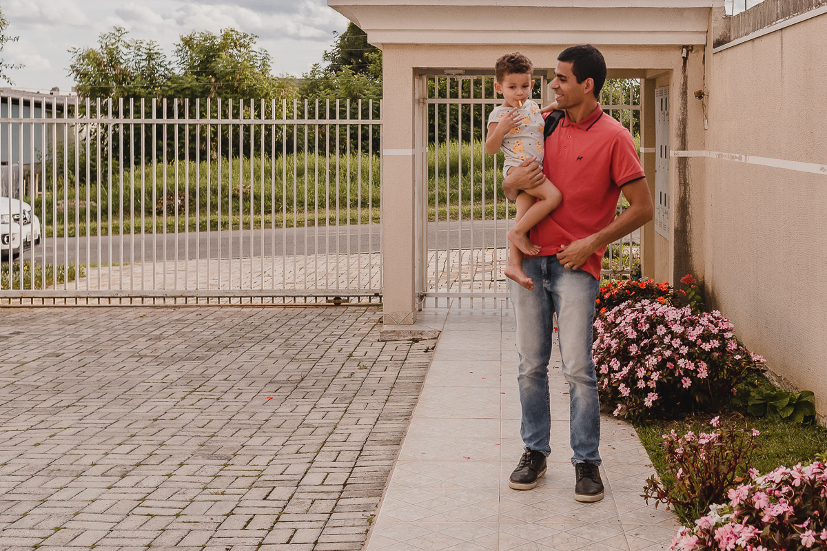 Pai e filho no ensaio de família na cidade São josé dos Pinhais no Paraná