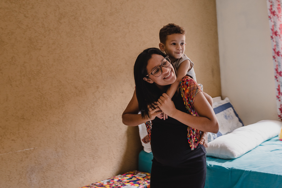 ensaio de família da gestante e seu filho no quartinho da criança na cidade de São josé dos Pinhais no Paraná