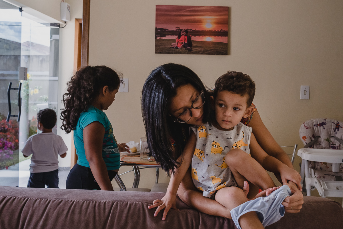 Ensaio de família com momento mãe trocando seu filho na cidade de São josé dos Pinhais no Paraná 