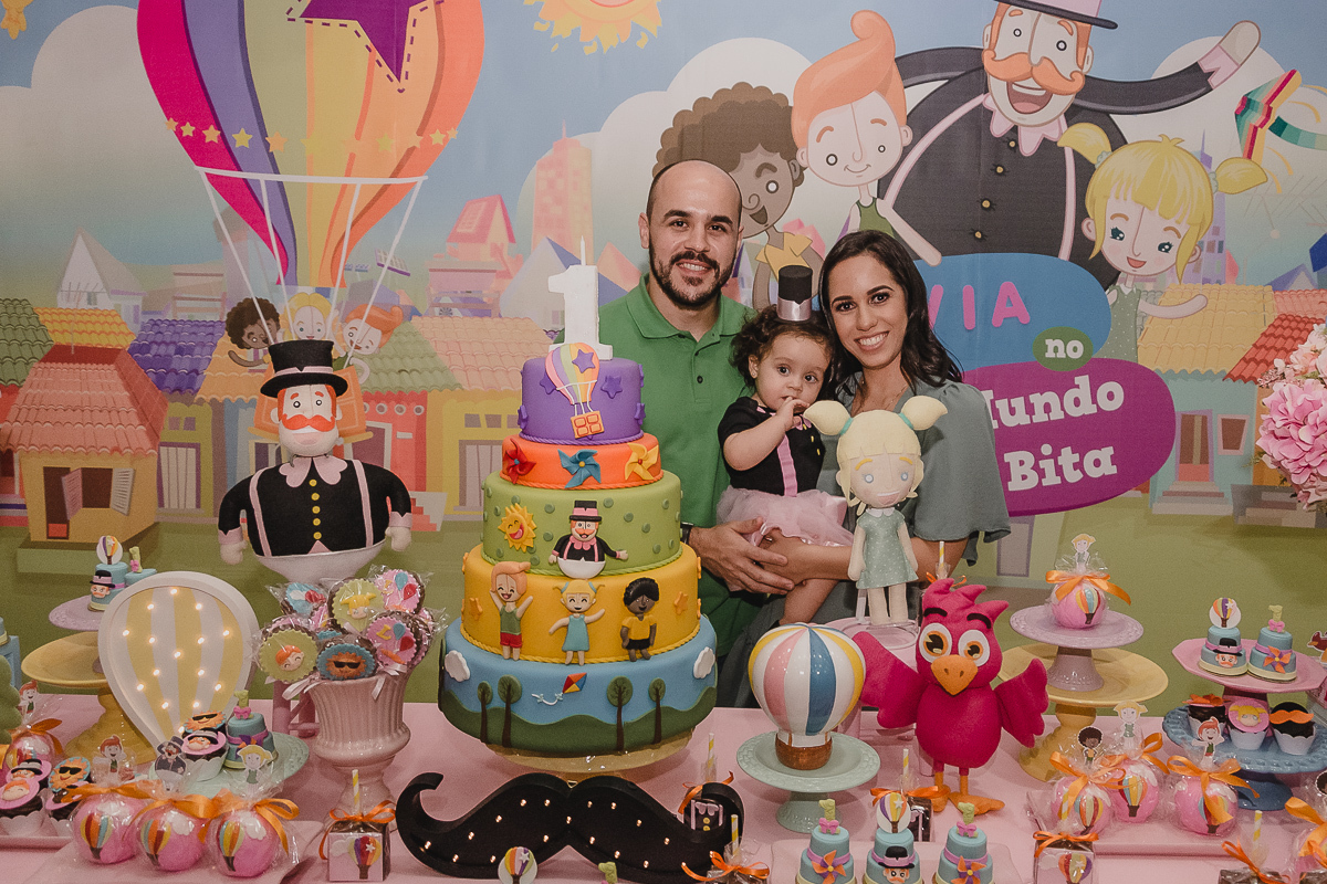 Aniversário com os pais na decoração de bolo do mundo Bita no Buffet Magic Time na cidade de Praia Grande, no estado de São Paulo