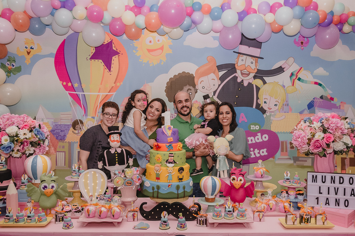 Foto na mesa do bolo com decoração mundo bita no Buffet Magic Time na cidade de Praia Grande, no estado de São Paulo