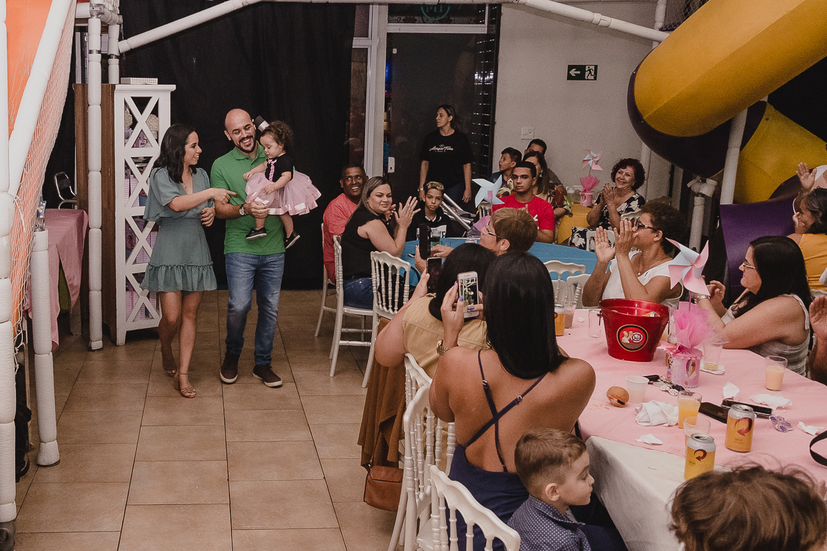 Entrada da aniversariante infantil no Buffet Magic Time na cidade de Praia Grande, no estado de São Paulo