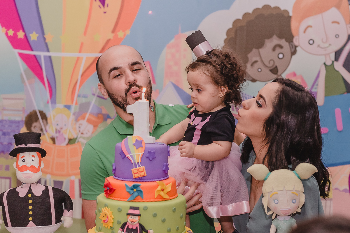 Foto do assoprar das velinhas no Buffet Magic Time na cidade de Praia Grande, no estado de São Paulo