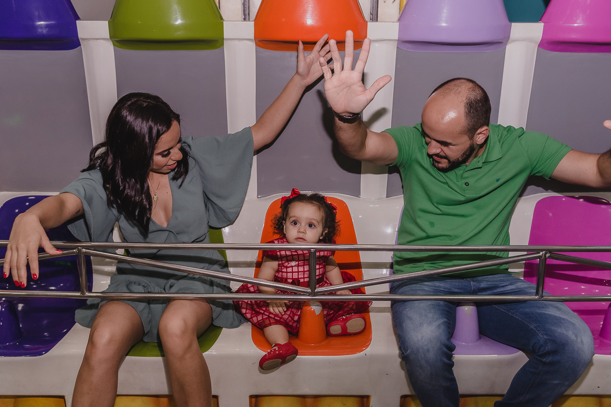 Aniversariante e os papais no brinquedo  na cidade de Praia Grande, no estado de São Paulo