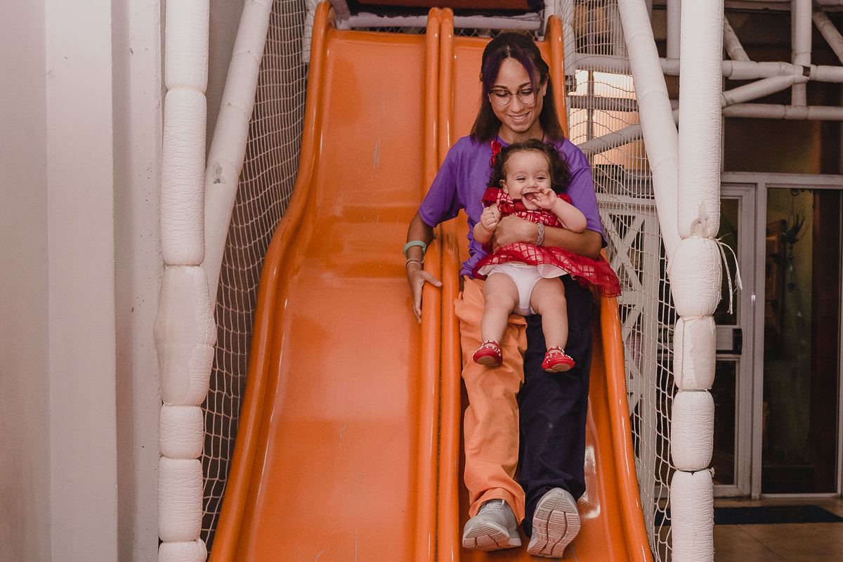Aniversariante no escorregador no Buffet Magic Time na cidade de Praia Grande, no estado de São Paulo