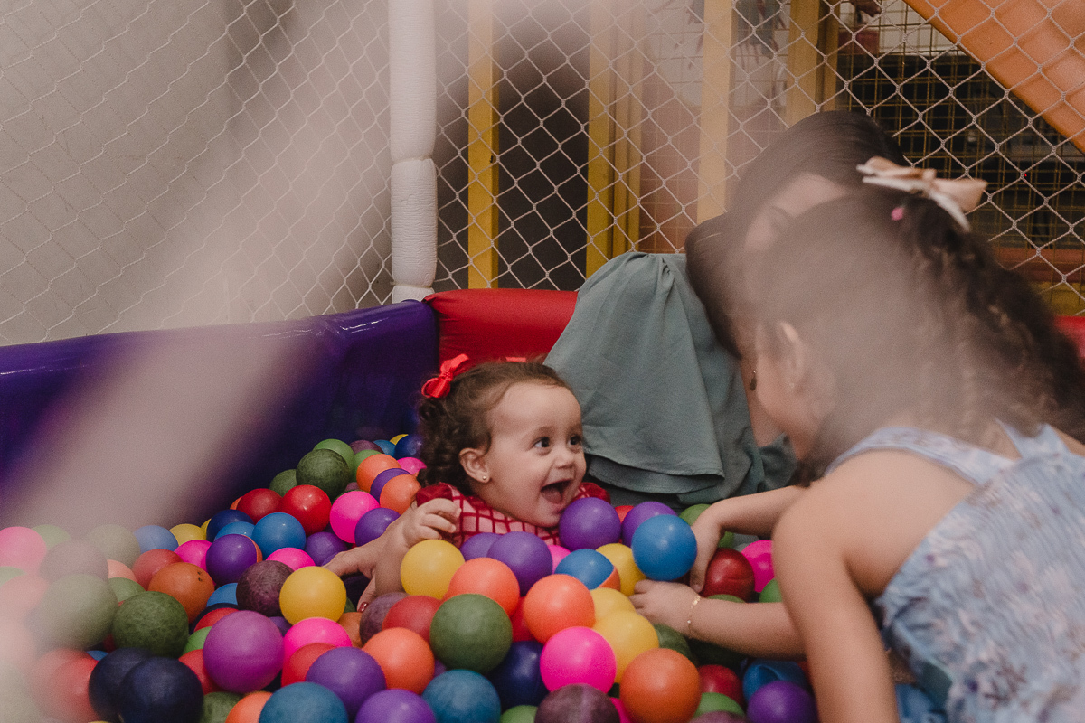 Aniversariante brincando na piscina de bolinhas no Buffet Magic Time na cidade de Praia Grande, no estado de São Paulo