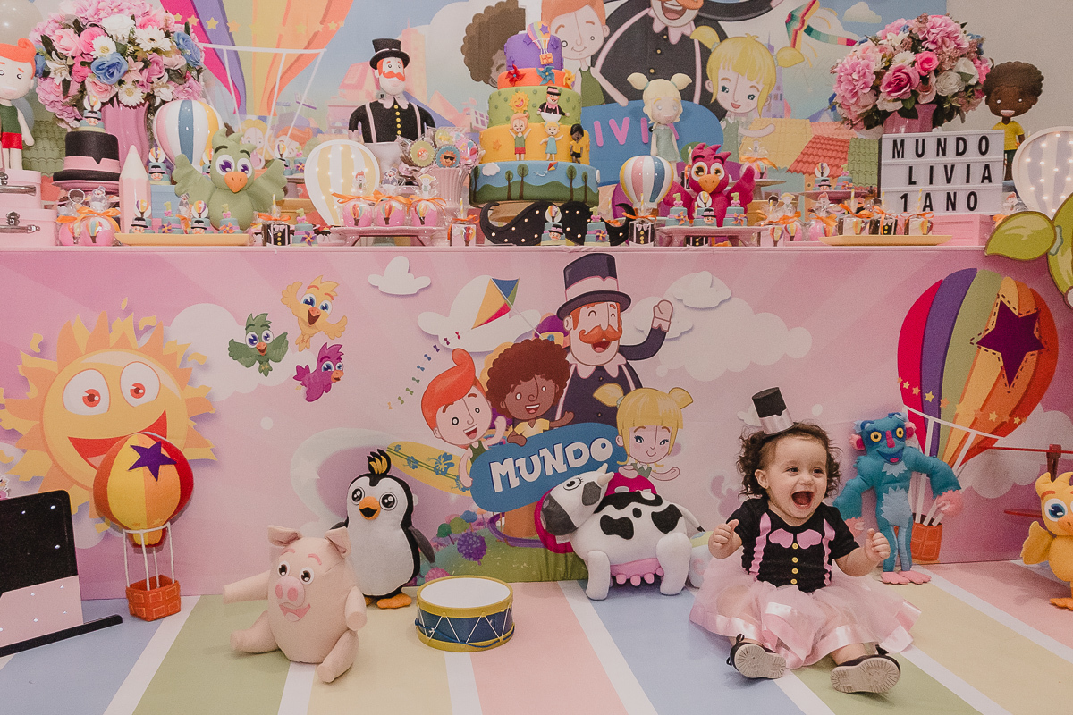 aniversariante na mesa de decoração do mundo bita na Buffet Magic Time na cidade de Praia Grande, no estado de São Paulo