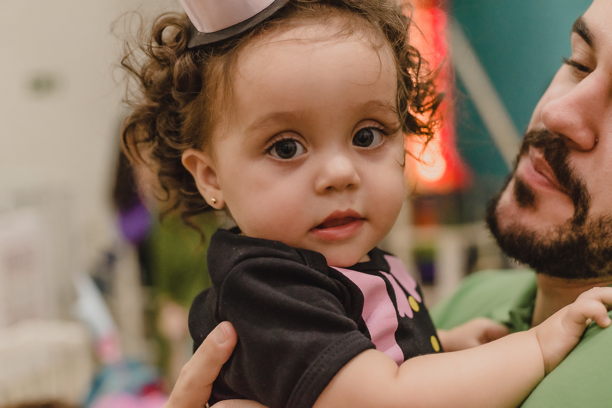Aniversariante com o papai no Buffet Magic Time na cidade de Praia Grande, no estado de São Paulo