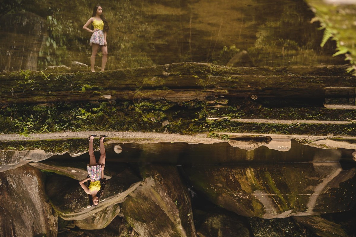 Ensaio de 15 anos foto de reflexo nas águas da cachoeira - Poço das Antas - Mongaguá - SP - fotografia Cia P&B Produções 