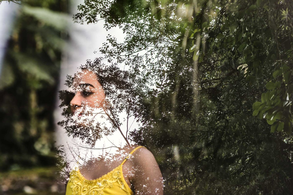 Ensaio de 15 anos foto criativa da debutante, dupla exposição do seu rosto com as folhagens - Poço das Antas - Mongaguá - SP - fotografia Cia P&B
