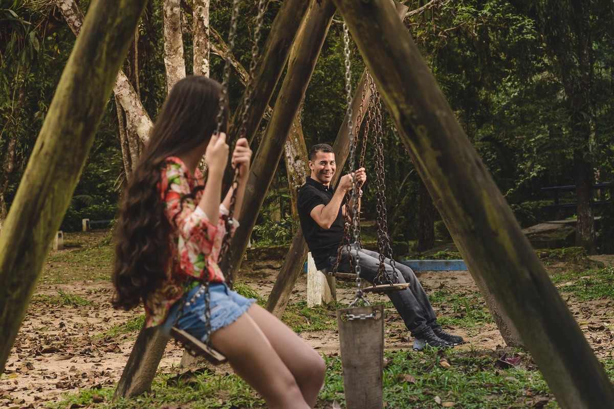 Ensaio de 15 anos Debutante e seu pai no balanço - Poço das Antas - Mongaguá - SP - fotografia Cia P&B