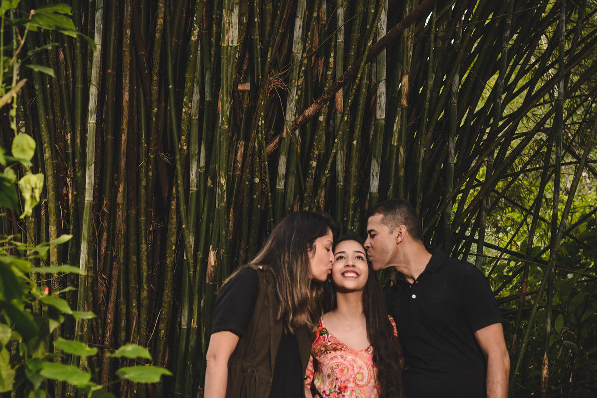 Ensaio de 15 anos beijo dos pais na debutante dentro do bosque de árvores e folhagens - Poço das Antas - Mongaguá - SP - fotografia Cia P&B