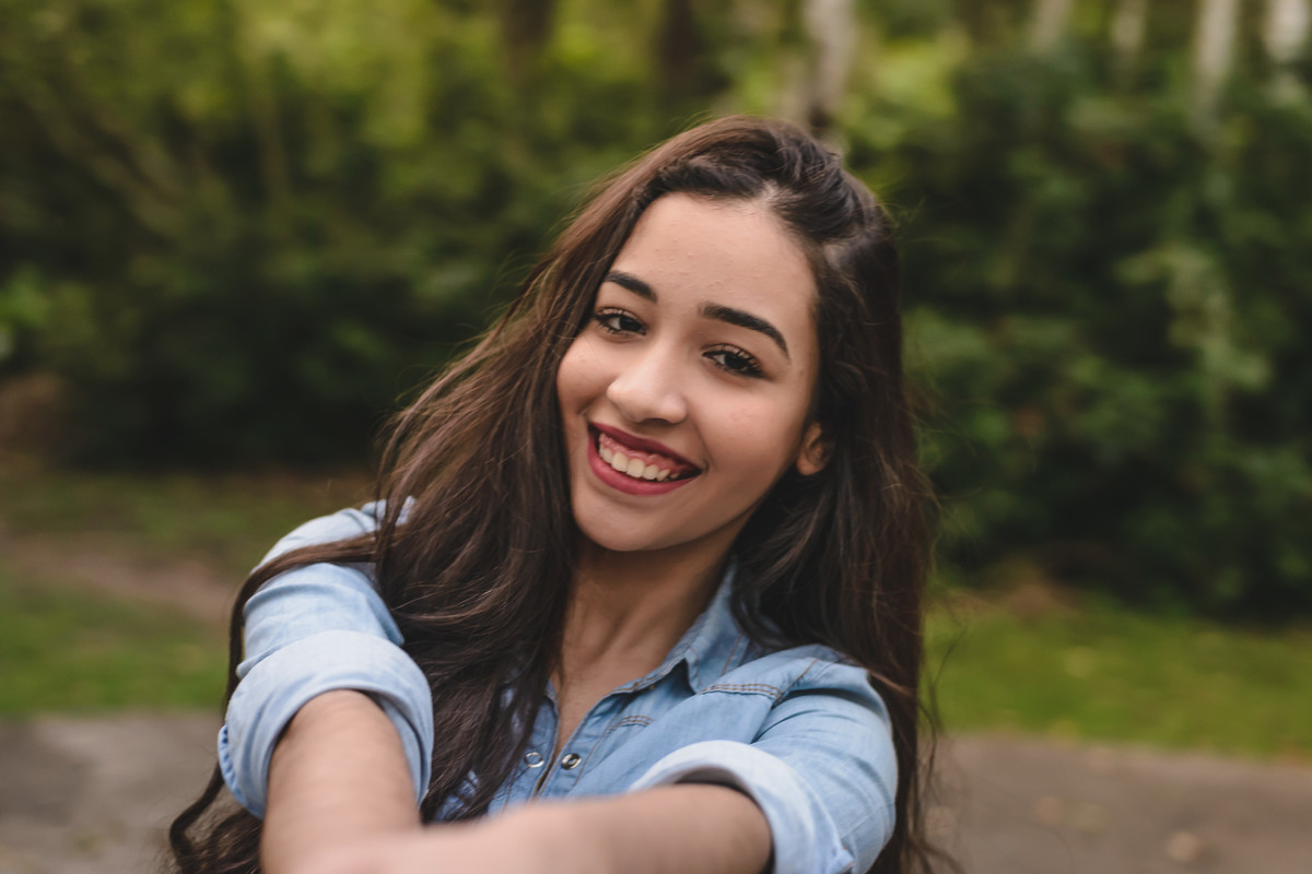 Ensaio de 15 anos debutante girando e sorrindo para a câmera- Poço das Antas - Mongaguá - SP - fotografia Cia P&B 