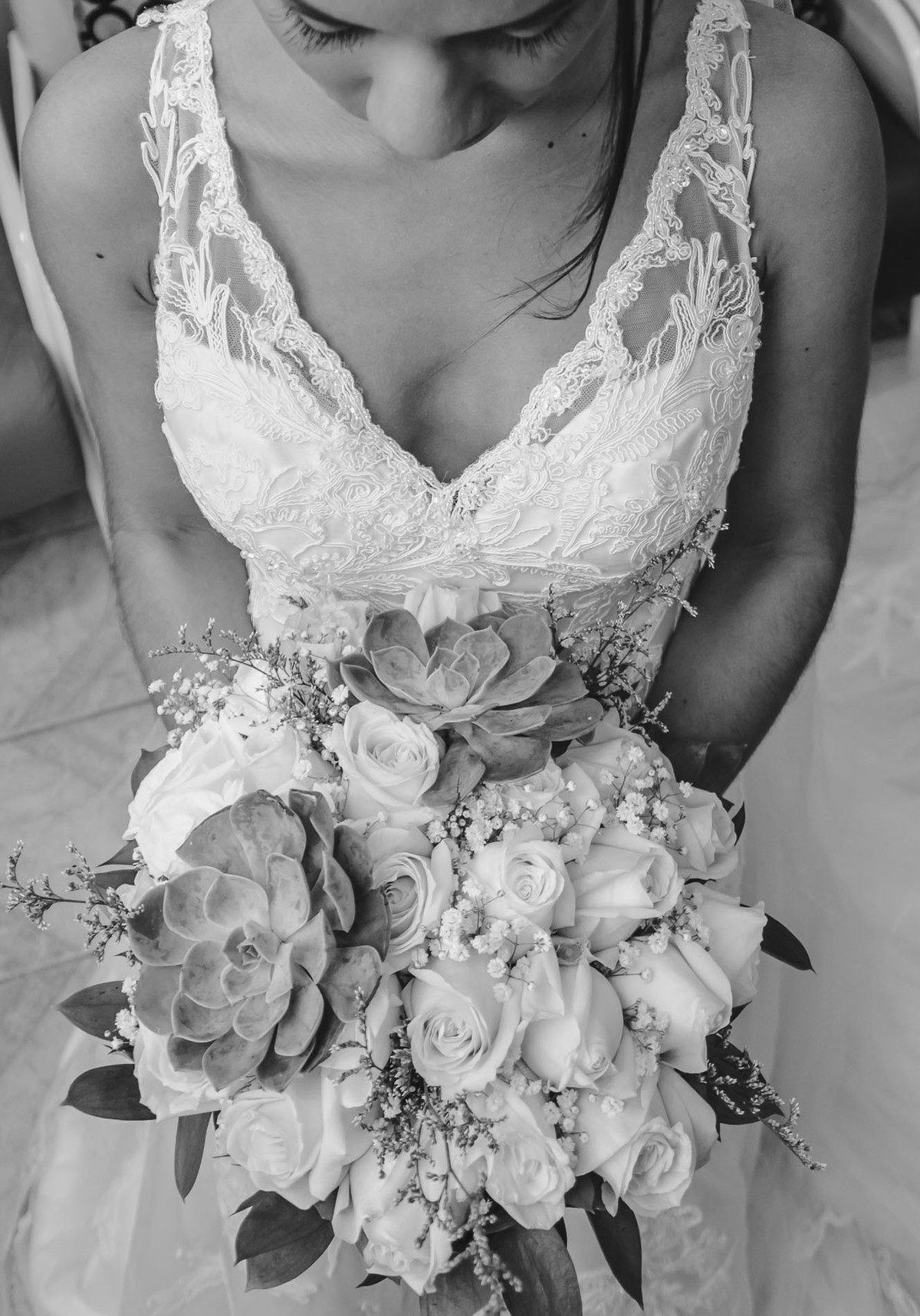 Foto da noiva e buquê no making of Drieli Designers - Mongaguá - Sp- fotografia Cia P&B Produções