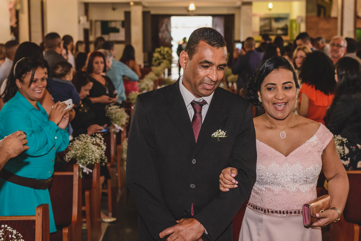 Foto da Entrada da mãe da noiva com o pai do noivo na igreja - Mongaguá - Sp- fotografia Cia P&B Produções