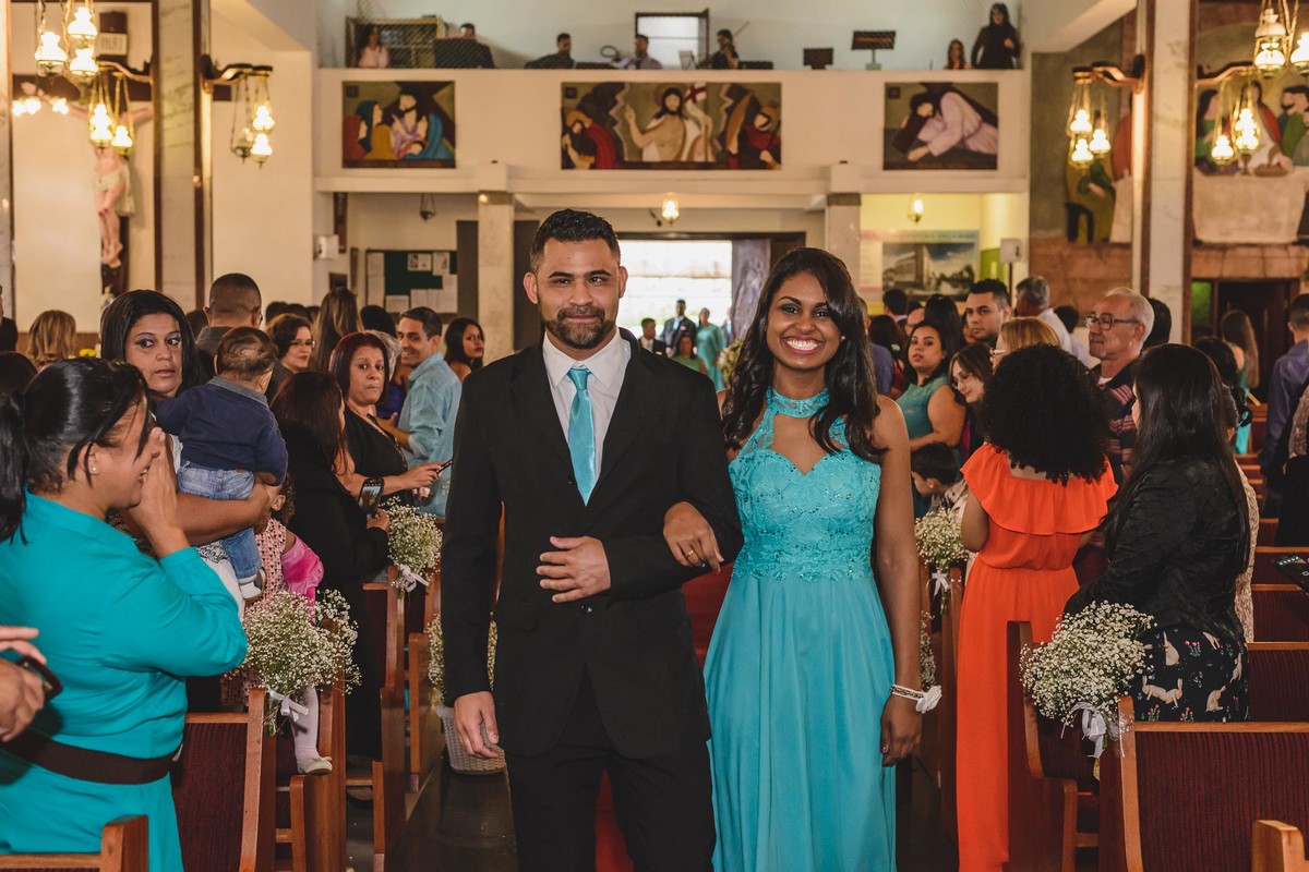 Foto da Entrada do irmão do noivo na igreja -Mongaguá - Sp- fotografia Cia P&B Produções
