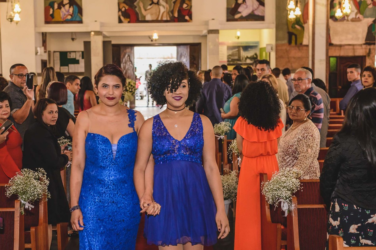 Foto da Entrada das irmãs da noiva e do noivo juntas na igreja - Mongaguá - Sp- fotografia Cia P&B Produções