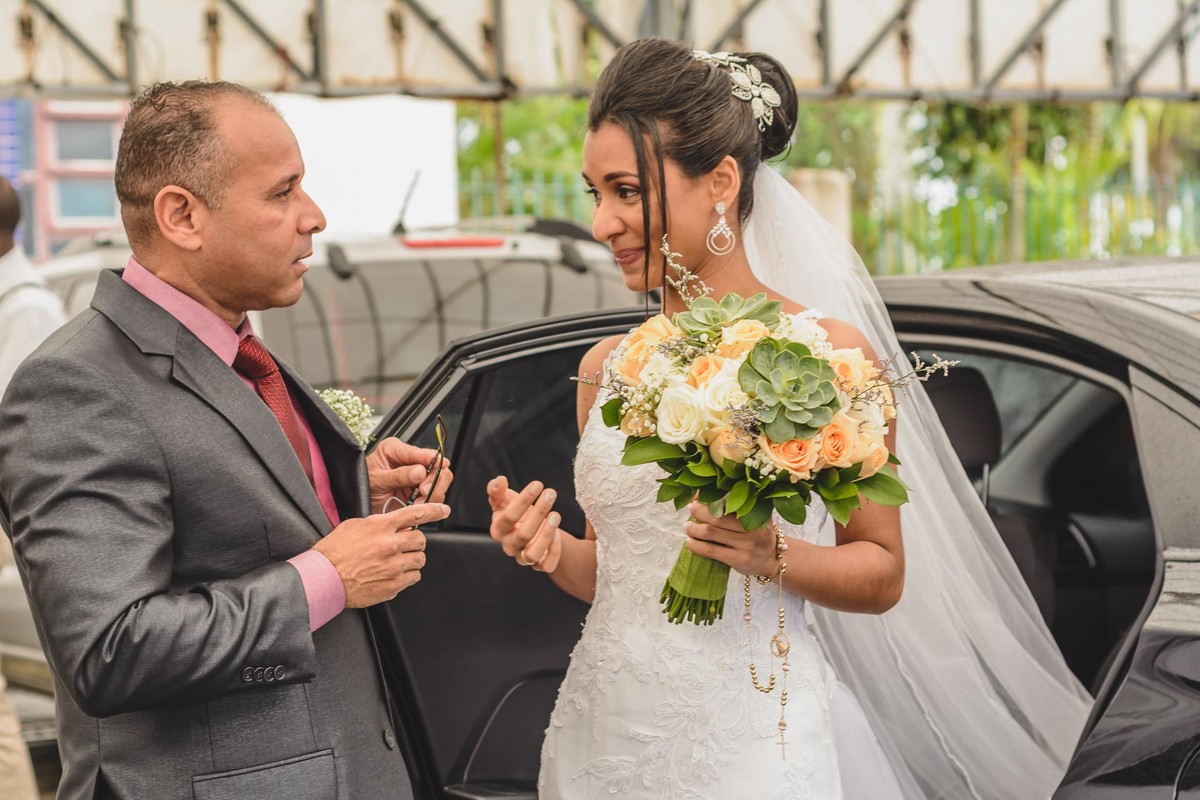 Foto da Noiva descendo do carro com o pai - Mongaguá - Sp- fotografia Cia P&B Produções