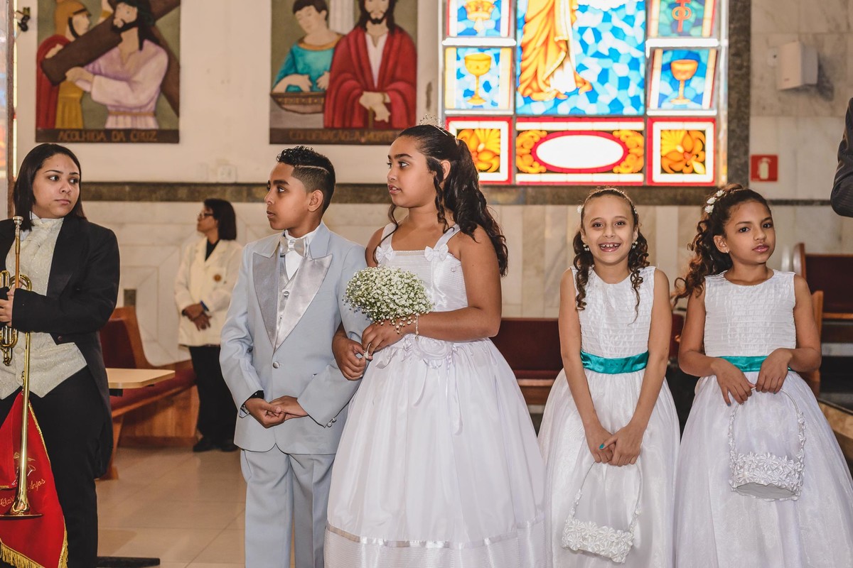Foto das Daminhas e pagens no altar esperando a noiva entrar na igreja - Mongaguá - Sp- fotografia Cia P&B Produções