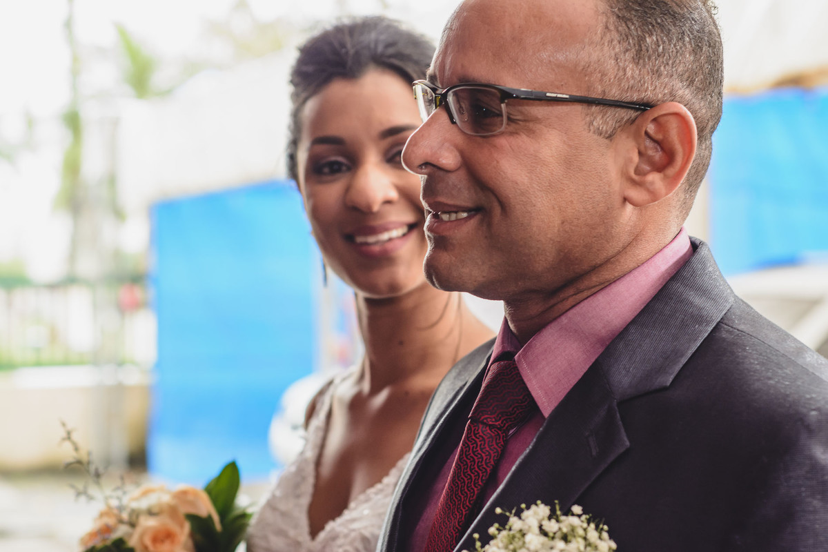 Foto do Pai e noiva na entrada da igreja matriz da cidade de Mongaguá - SP - fotografia Cia P&B Produções 