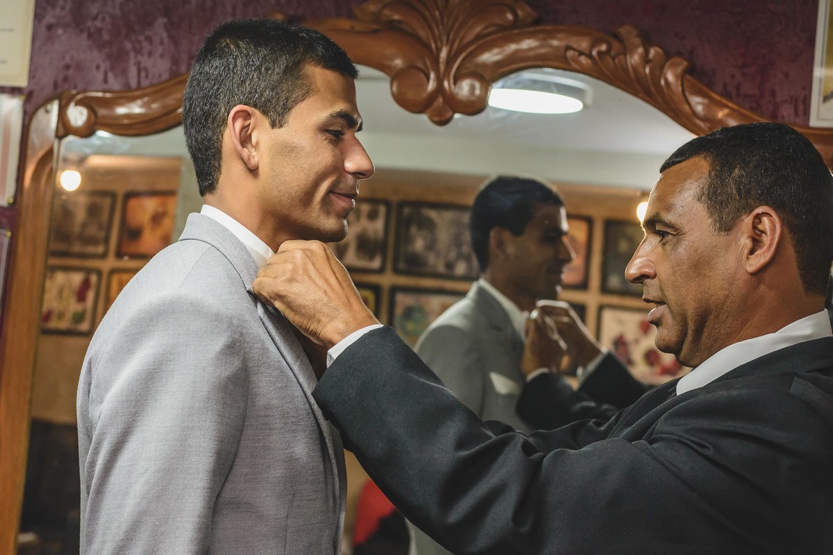 Foto do Pai arrumando a gravata do noivo no making of - Mongaguá - Sp- fotografia Cia P&B Produções