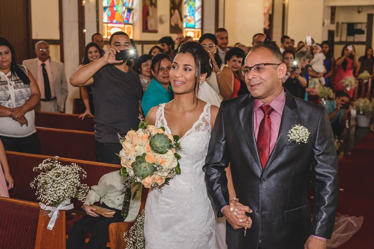 Foto da Entrada da noiva e do pai da noiva na igreja - Mongaguá - Sp- fotografia Cia P&B Produções