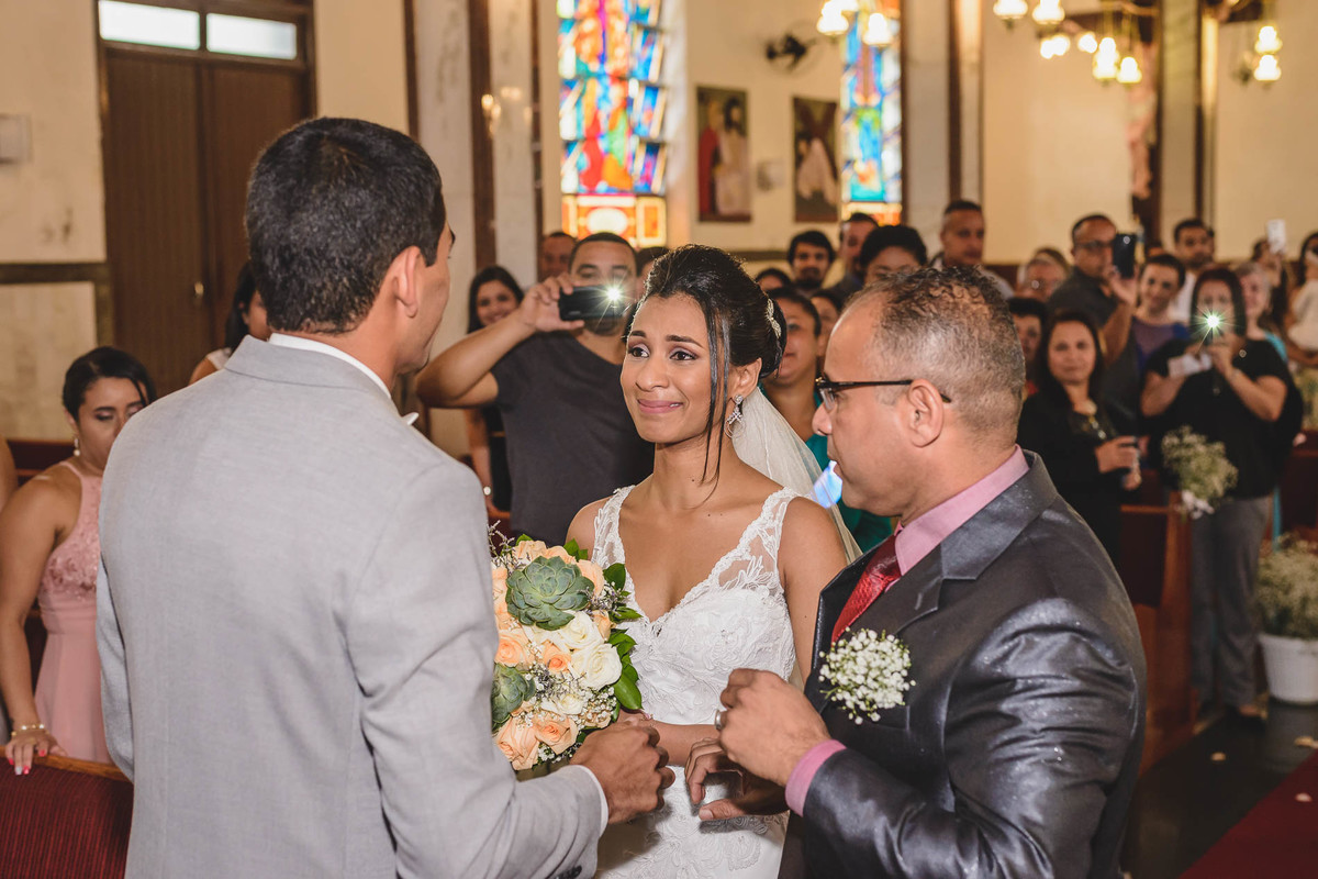 Foto da Noiva emocionada sendo recebida pelo noivo na cerimônia - Mongaguá - Sp- fotografia Cia P&B Produções