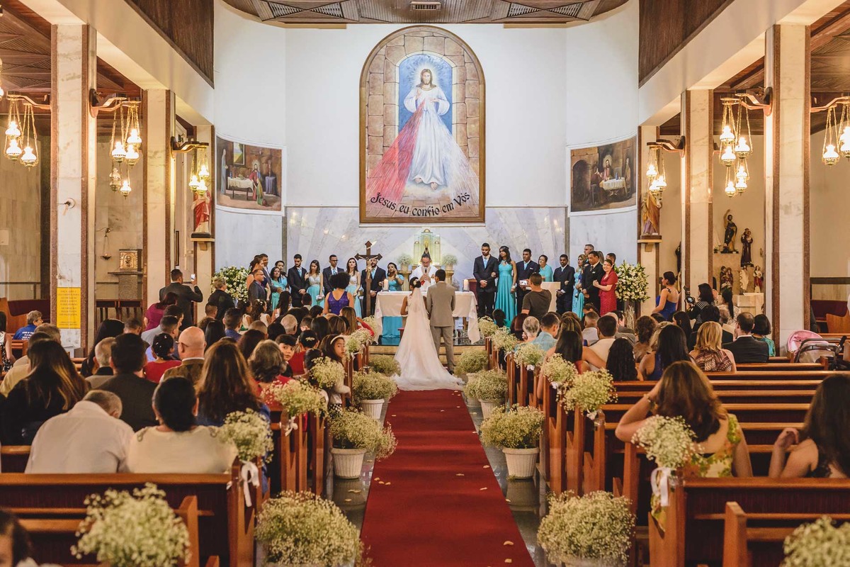 Foto panorâmica dos noivos no altar na cerimônia - Mongaguá - Sp- fotografia Cia P&B Produções