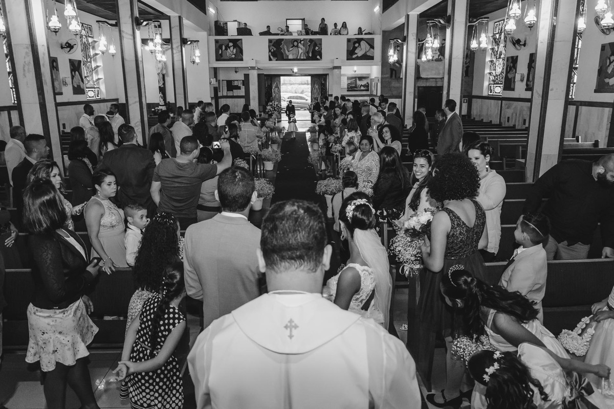 Foto da Entrada dos pajens com as alianças e imagem da sagrada família - Mongaguá - Sp- fotografia Cia P&B Produções