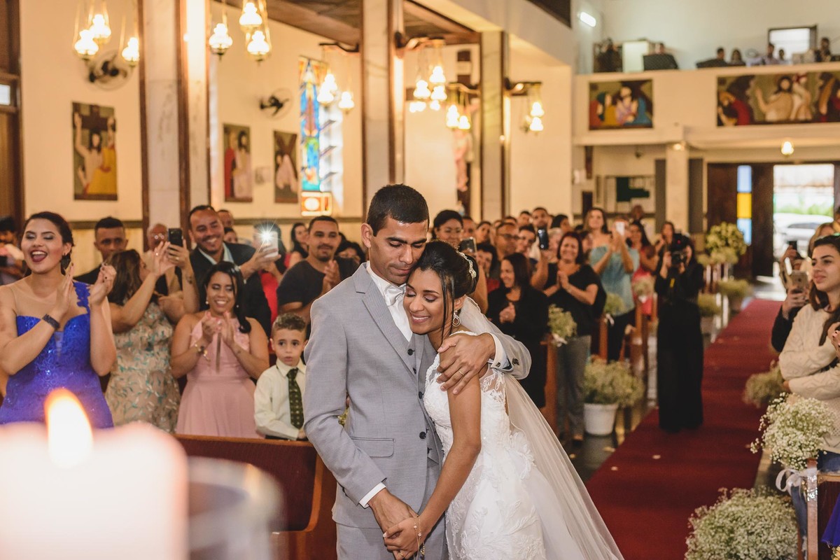 Foto do Abraço do casal após a troca de alianças - Mongaguá - Sp- fotografia Cia P&B Produções