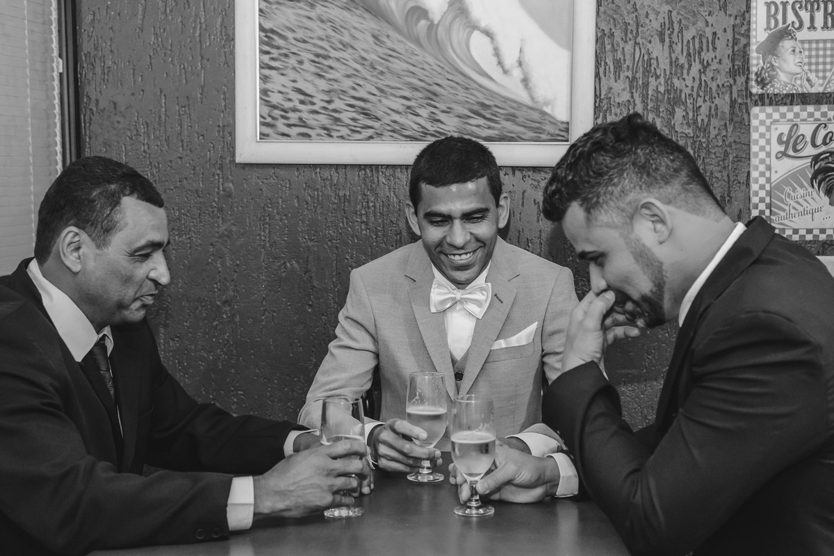 Foto do Noivo, pai e irmão do noivo brindando com cerveja no making of - Mongaguá - Sp- fotografia Cia P&B Produções